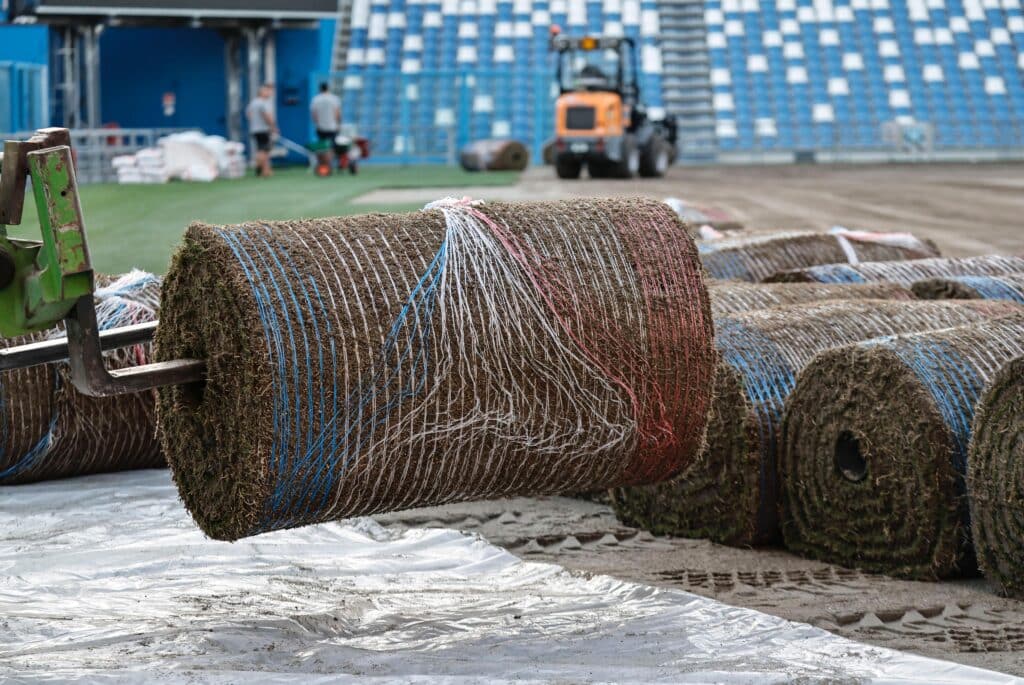 Consegna di rotoli di tappeto erboso durante il rifacimento del terreno di gioco di uno stadio, lavori Paradello