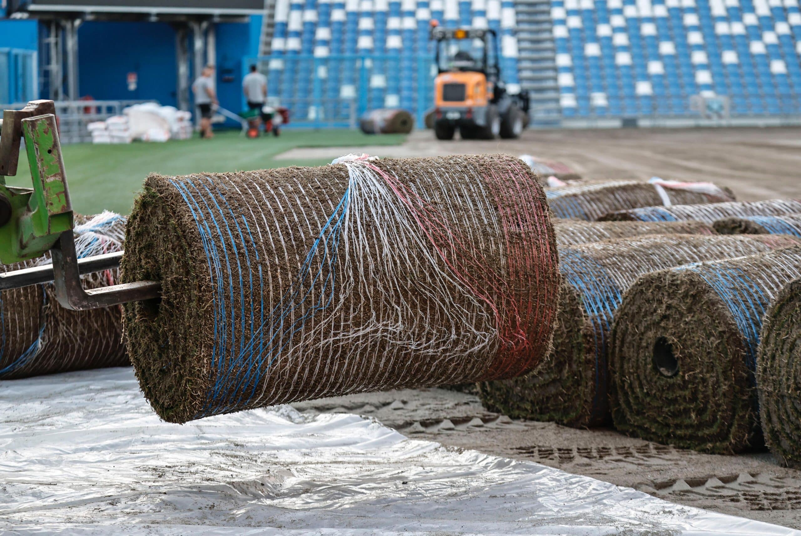 Consegna di rotoli di tappeto erboso durante il rifacimento del terreno di gioco di uno stadio, lavori Paradello