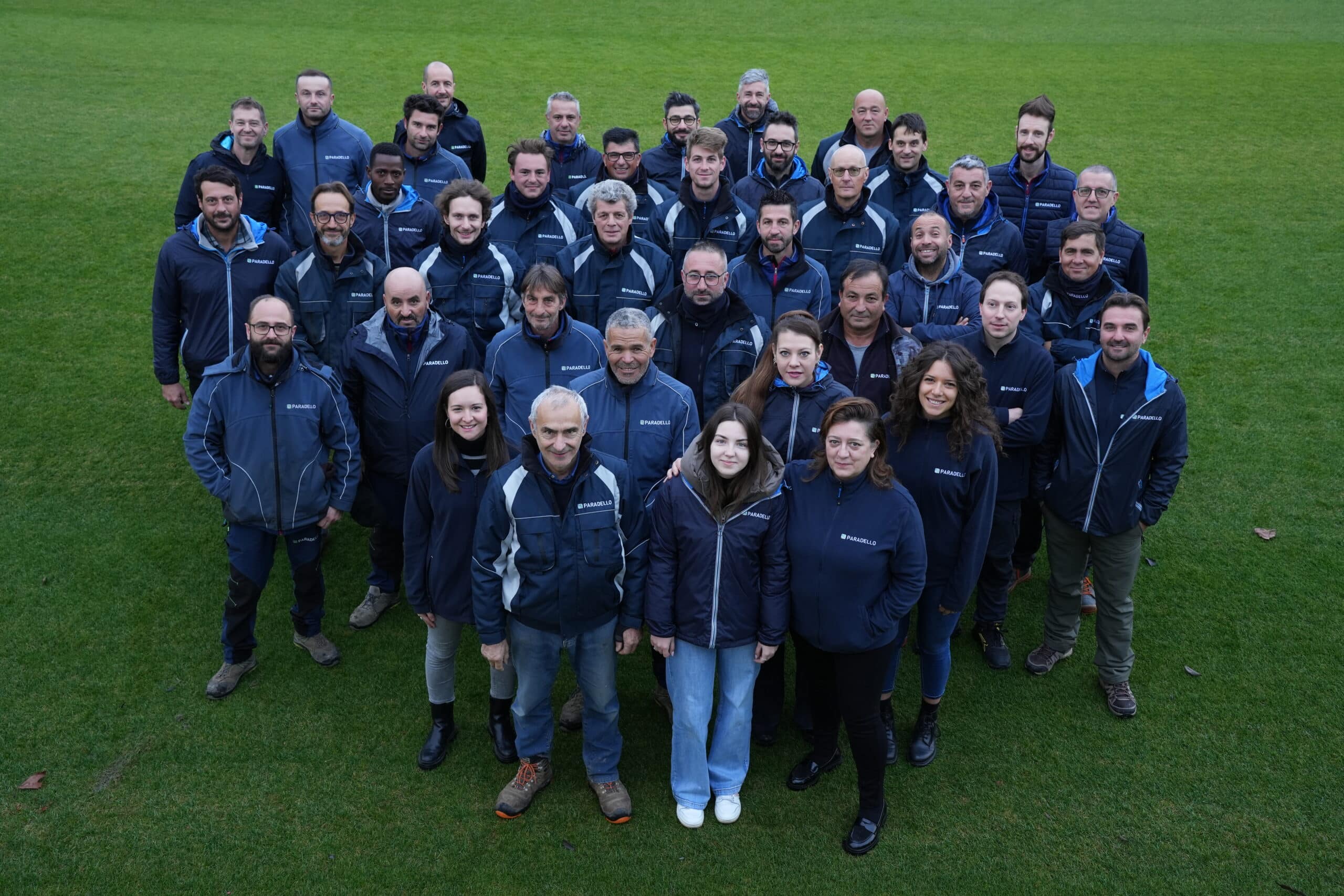 Team Paradello, professionisti del prato naturale, in foto di gruppo su campo sportivo
