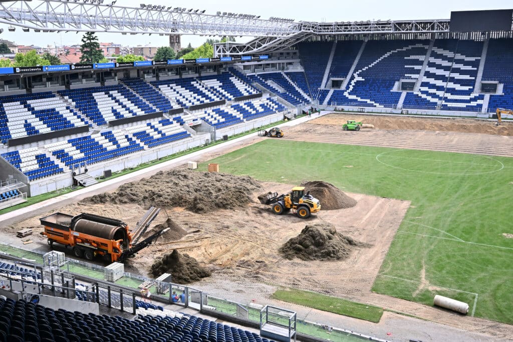 Cantiere del New Balance Arena Bergamo, intervento Paradello sul terreno di gioco