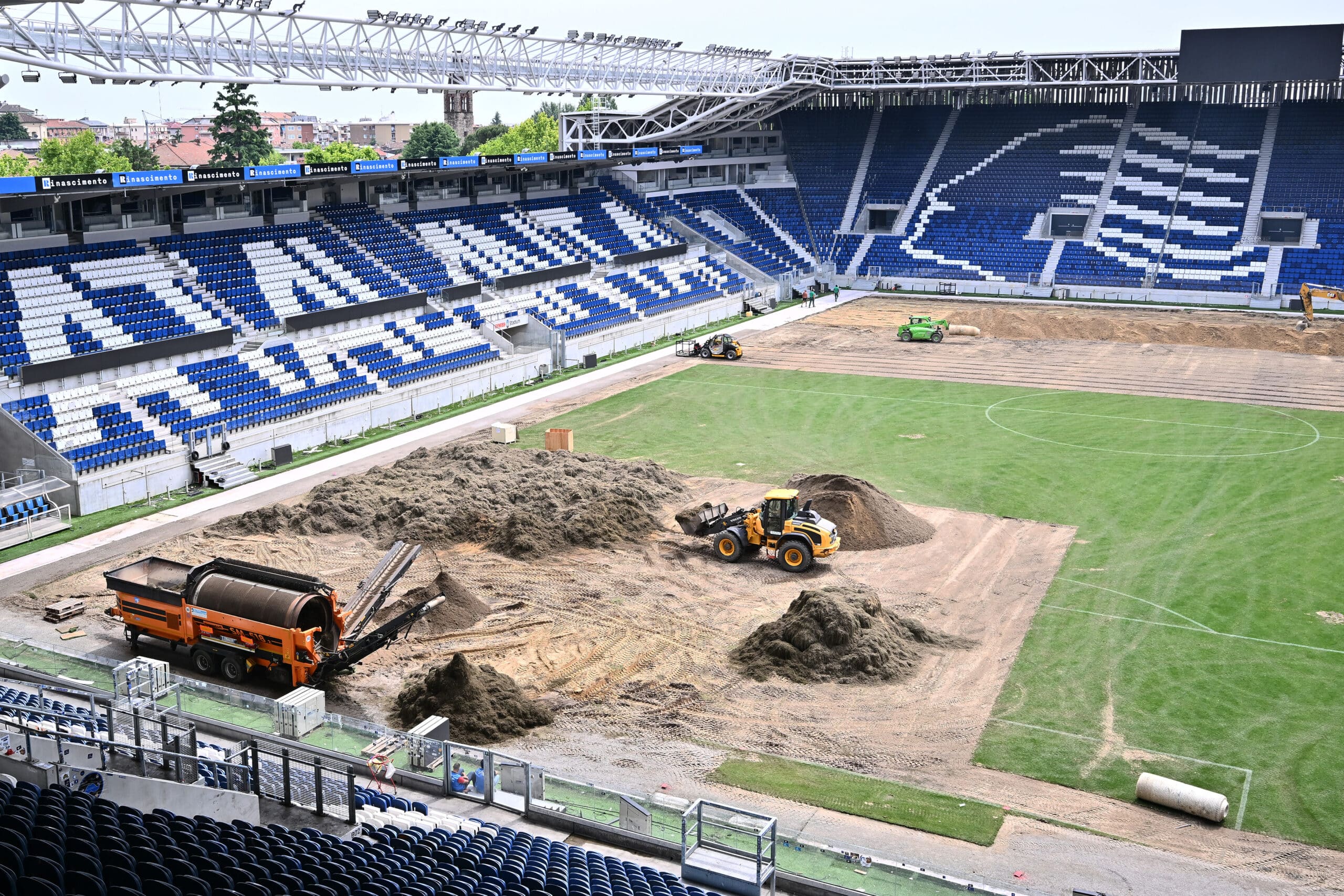 Cantiere del New Balance Arena Bergamo, intervento Paradello sul terreno di gioco