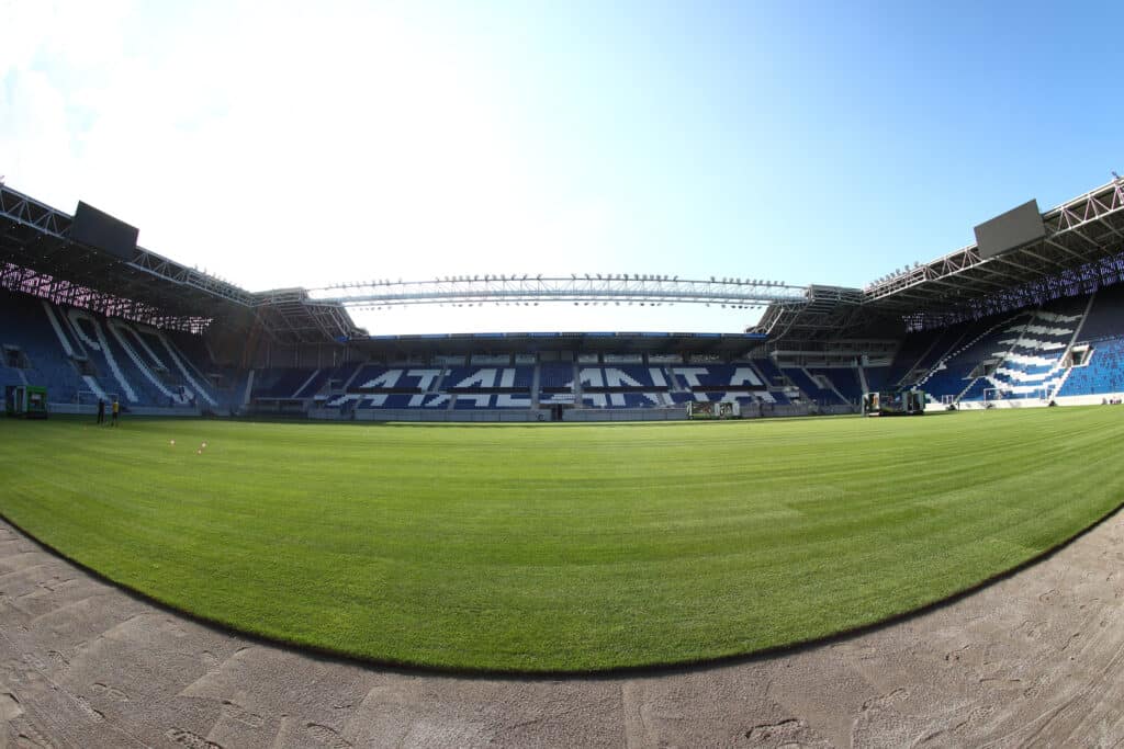 Lavori sul terreno di gioco del New Balance Arena di Bergamo a cura di Paradello