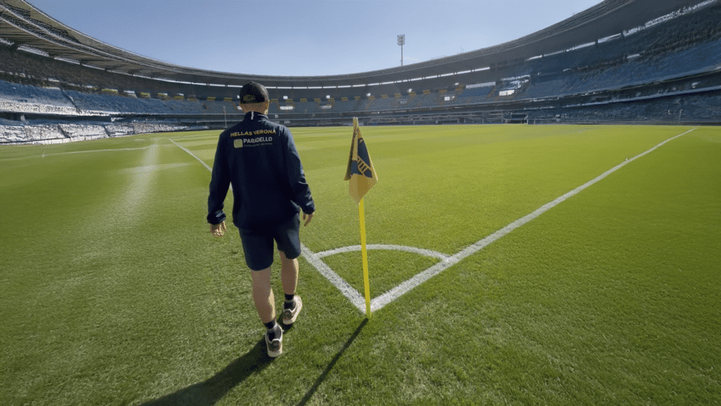 Staff Paradello sul terreno di gioco dello Stadio Bentegodi, curato per l'Hellas Verona