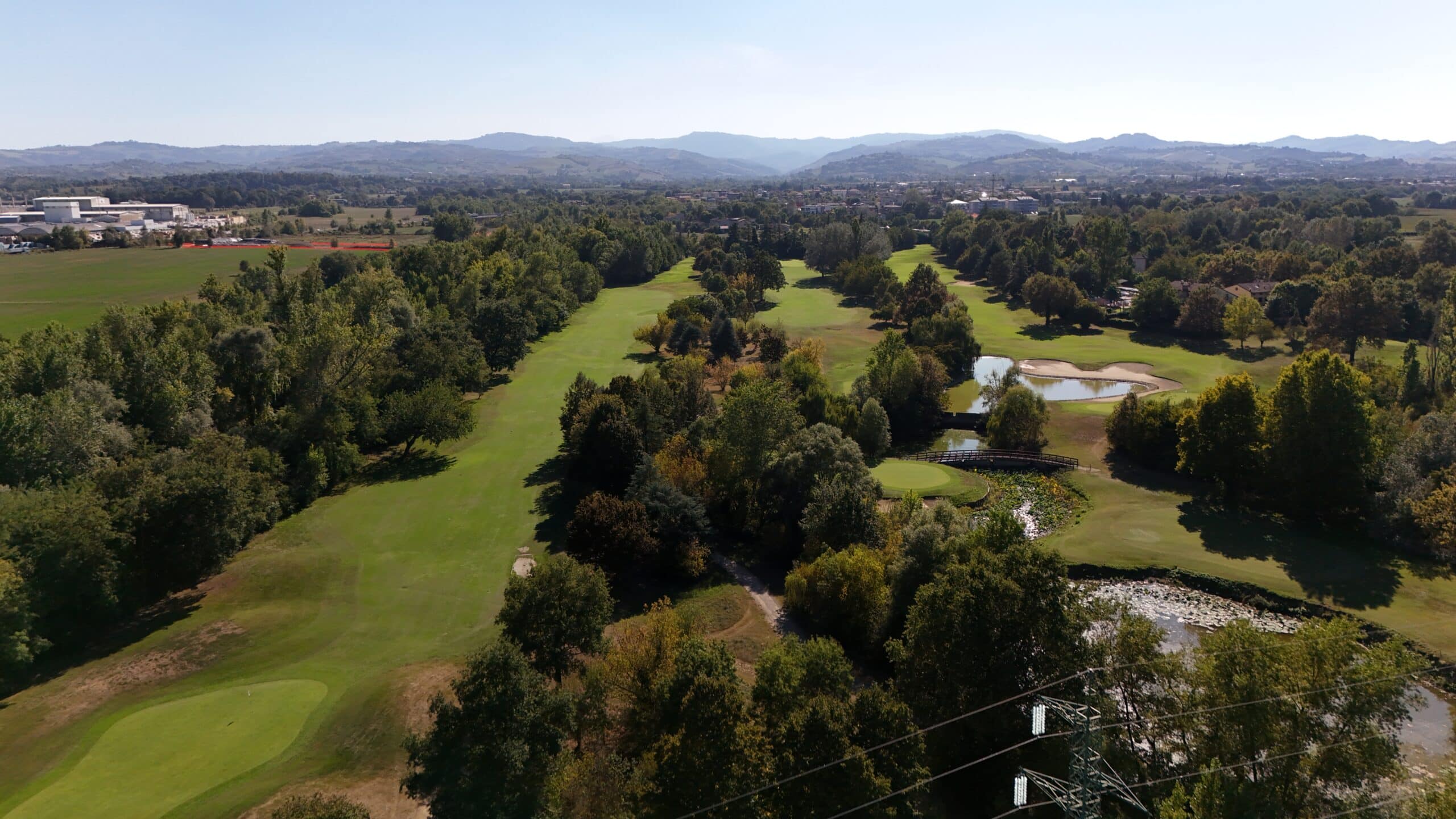 Vista aerea drone di un campo da golf con fairway curato da Paradello