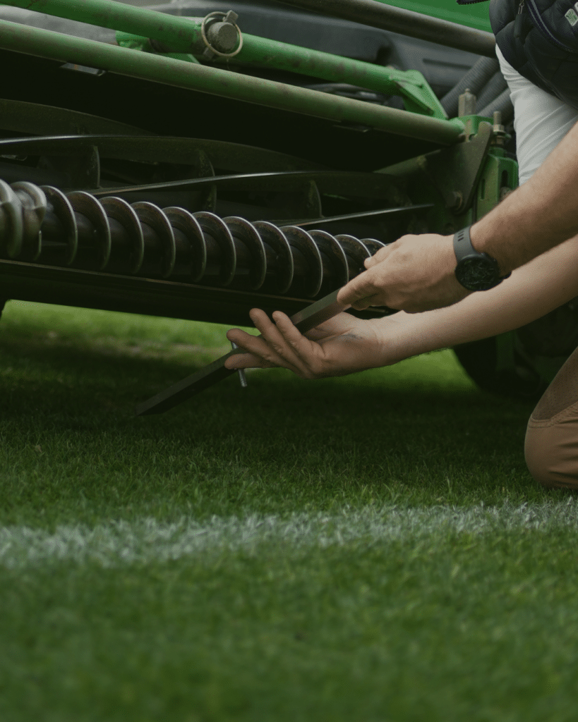 Un campo sportivo in erba naturale durante ottimizzazione dell'irrigazione
