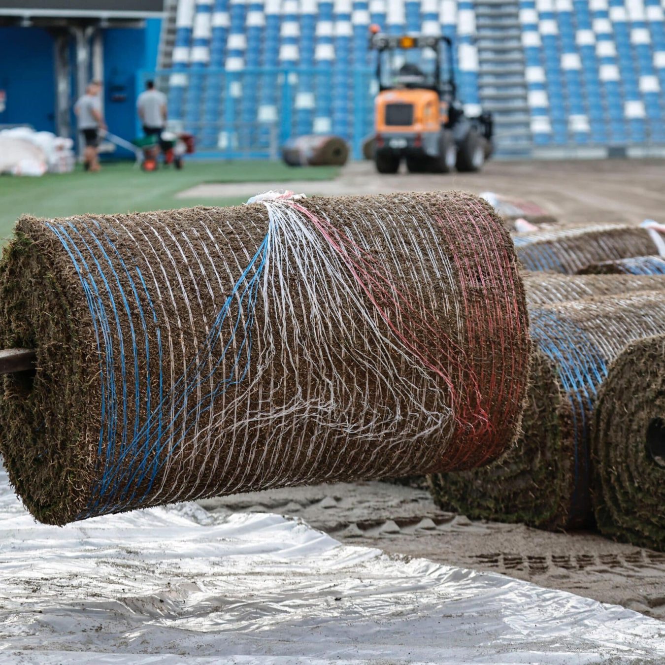 Consegna di rotoli di tappeto erboso durante il rifacimento del terreno di gioco di uno stadio, lavori Paradello