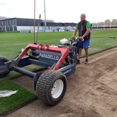 Tappeto erboso in posa durante la rizollatura del Juventus Training Center, Paradello
