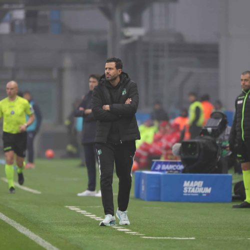 Team tecnico Paradello al lavoro sul terreno di gioco del campo da calcio
