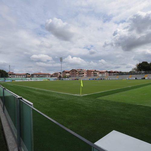 Campo sportivo con torri faro durante un intervento di manutenzione Paradello