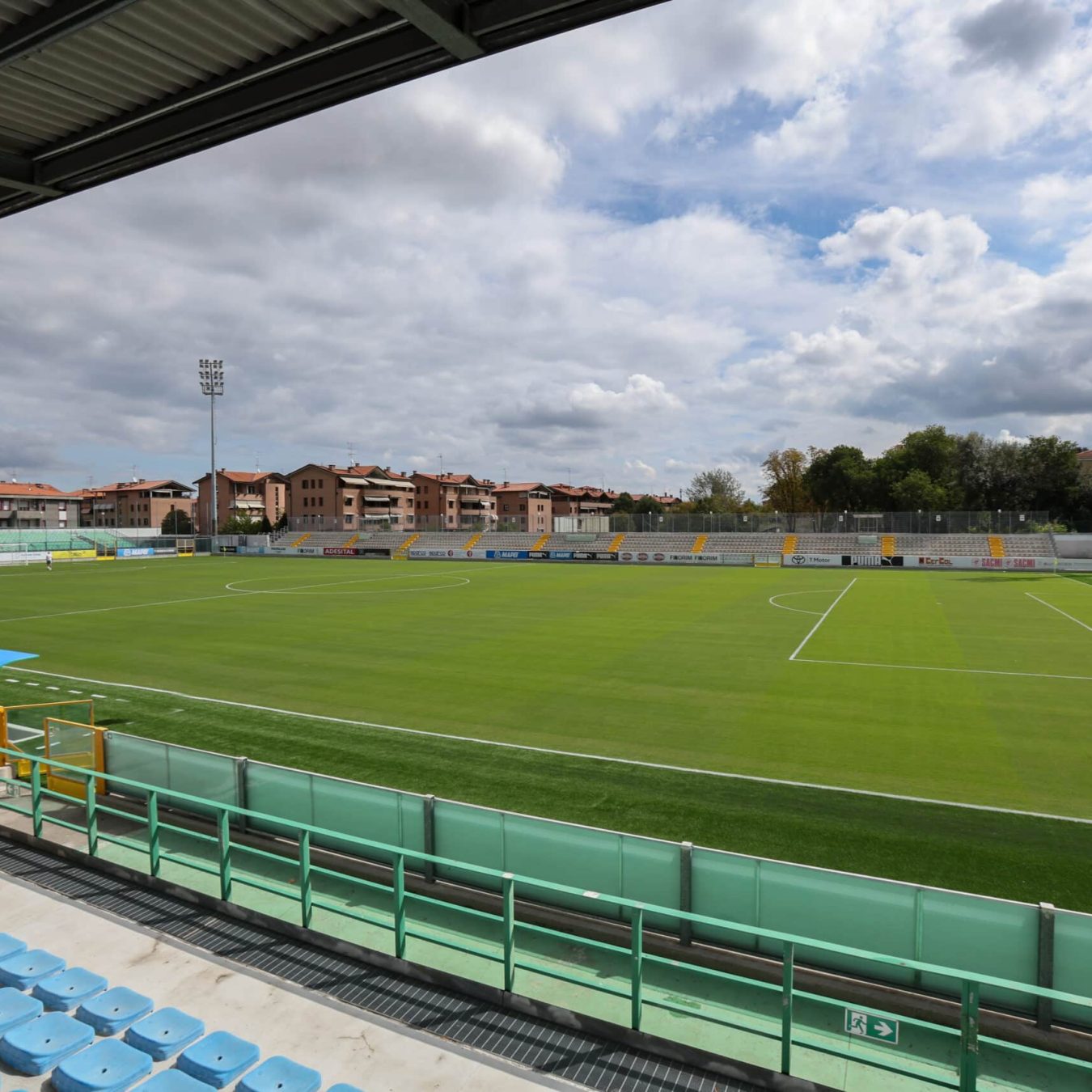 Vista dalle tribune del Mapei Stadium sul terreno di gioco curato da Paradello