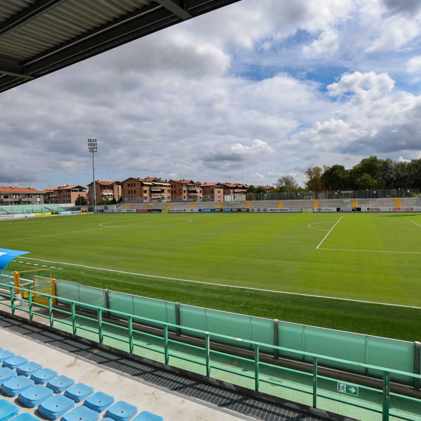 Tribune del Mapei Stadium e terreno di gioco curato da Paradello