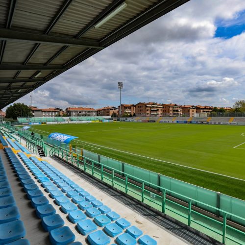 Campo da calcio con tribune dello stadio, manto erboso Paradello