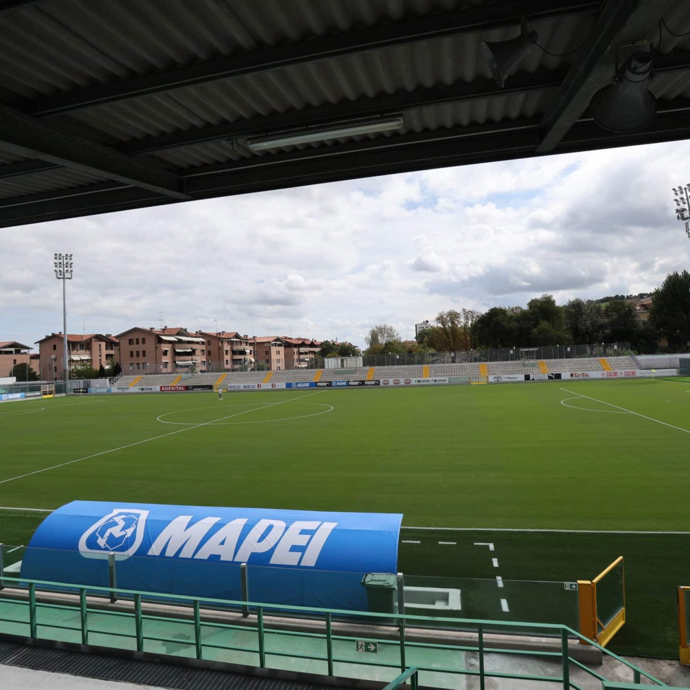Tunnel giocatori Mapei Stadium con insegna Mapei, terreno curato da Paradello