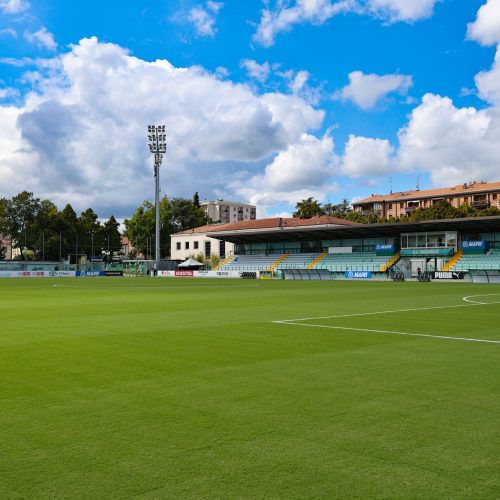 Angolo del campo da calcio con bandierina d'angolo, terreno di gioco curato da Paradello