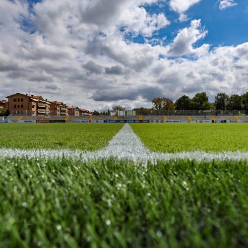 Campo da calcio con tribune dello stadio, manto erboso curato da Paradello
