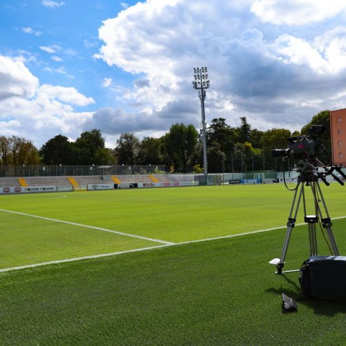 Campo da calcio in erba naturale con torri faro, manutenzione a cura di Paradello