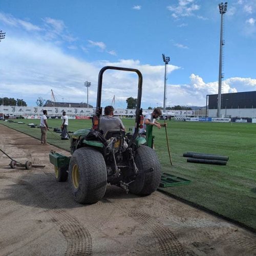 Lavori di rizollatura al Juventus Training Center a cura di Paradello