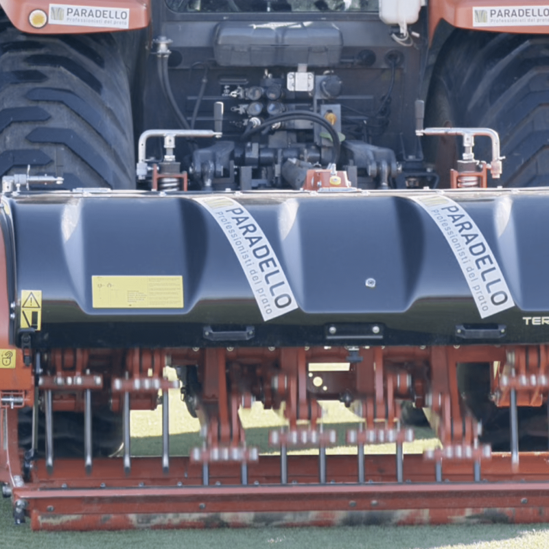 Intervento di bucatura (aerazione) del tappeto erboso, tecnica di Grounds Management Paradello