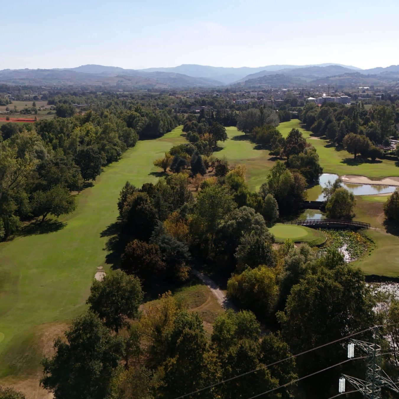 Vista aerea drone di un campo da golf con fairway curato da Paradello