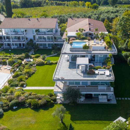 Vista aerea drone di un giardino privato curato da Paradello sul Lago di Garda