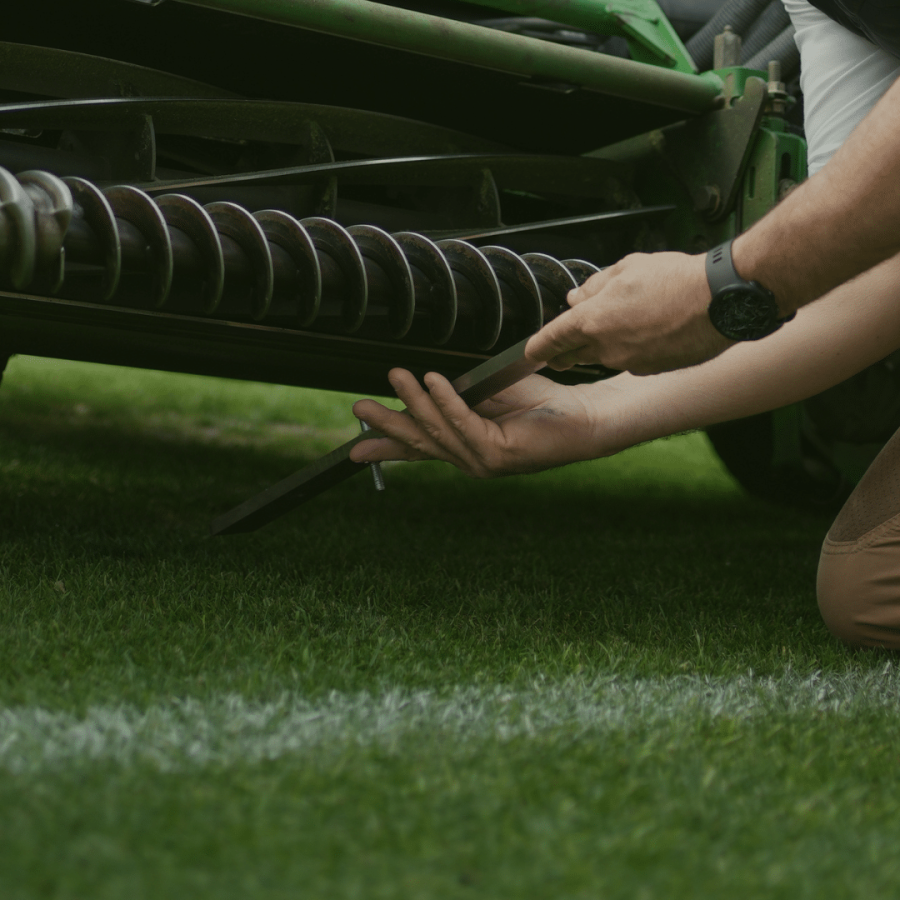 Un campo sportivo in erba naturale durante ottimizzazione dell'irrigazione