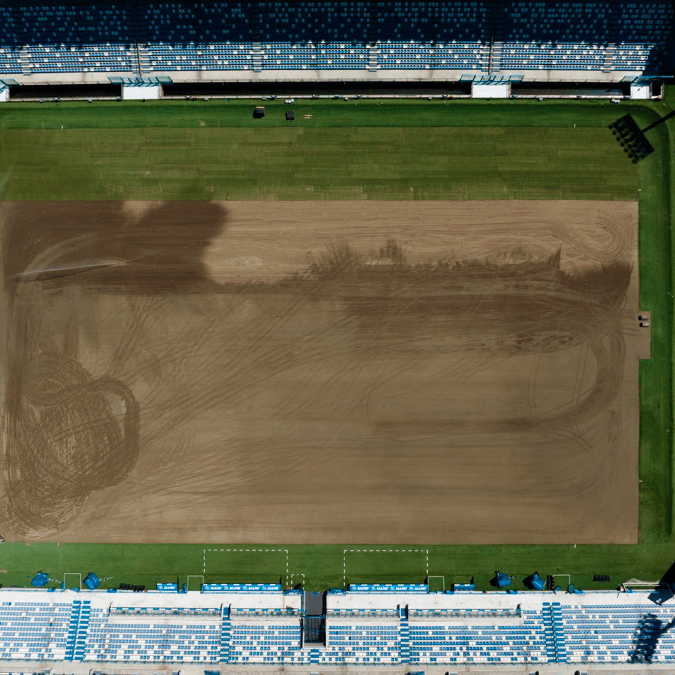 Vista aerea drone del rifacimento del terreno di gioco di uno stadio professionistico, lavori Paradello