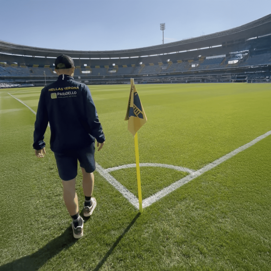 Staff Paradello sul terreno di gioco dello Stadio Bentegodi, curato per l'Hellas Verona
